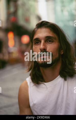 Portrait d'un jeune homme aux cheveux longs. Banque D'Images