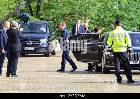 Prague, Tchéquie. 31 mai 2024. David Cameron, ministre de l’Europe et des Affaires étrangères du Royaume-Uni, arrive au Palais Czernin à Prague, lors de la deuxième journée de la réunion informelle des ministres des Affaires étrangères des pays de l’OTAN à Prague, en Tchéquie, le 31 mai 2024. C'est la dernière réunion des représentants de l'OTAN avant le sommet de haut niveau de Washington. La réunion se concentre sur la guerre de la Russie en Ukraine. (Photo de Dominika Zarzycka/Sipa USA) crédit : Sipa USA/Alamy Live News Banque D'Images