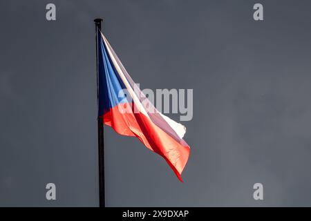 Prague, Tchéquie. 31 mai 2024. Le drapeau de la République tchèque est vu sur le Palais Czernin à Prague lors de la deuxième journée de la réunion informelle des ministres des Affaires étrangères de l'OTAN Prague, en Tchéquie, le 31 mai 2024. C'est la dernière réunion des représentants de l'OTAN avant le sommet de haut niveau de Washington. La réunion se concentre sur la guerre de la Russie en Ukraine. (Photo de Dominika Zarzycka/Sipa USA) crédit : Sipa USA/Alamy Live News Banque D'Images