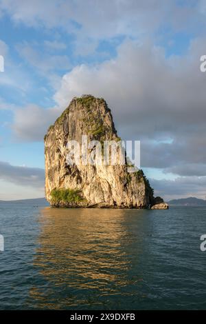 Une formation rocheuse calcaire fait saillie hors de l'océan. Banque D'Images