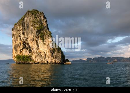 Une falaise massive jaillit de l'océan en Thaïlande. Banque D'Images