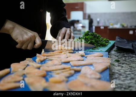 30 mai 2024 : Gaziantep, Turkiye. 30 mai 2024. Les étudiants du Département des arts culinaires de l'Université islamique de science et de technologie Gaziantep préparent la nourriture lors d'une formation sur le campus (crédit image : © Zakariya Yahya/IMAGESLIVE via ZUMA Press Wire) USAGE ÉDITORIAL SEULEMENT! Non destiné à UN USAGE commercial ! Banque D'Images