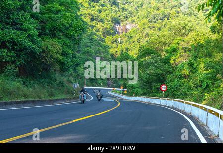 Voyageur sur la courbe dangereuse sur le col de Hai Van. Hai Van est l'autoroute la plus spectaculaire du Vietnam. Banque D'Images