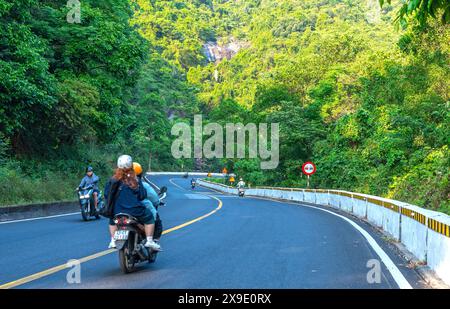 Voyageur sur la courbe dangereuse sur le col de Hai Van. Hai Van est l'autoroute la plus spectaculaire du Vietnam. Banque D'Images