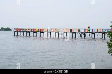 Femme se promenant sur Rainbow Colored Bridge sur la baie de Thaïlande, province de Samut Sakorn, région centrale de la Thaïlande Banque D'Images