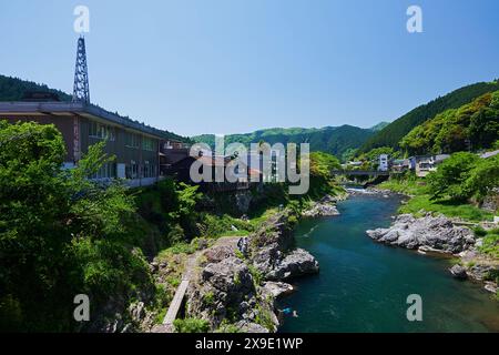 La rivière Nagara coule à travers le village de Gujo Hachiman Banque D'Images