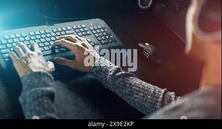 Homme, gamer et taper sur le clavier avec casque à la maison, cyber et passe-temps esports pour le streaming en ligne sur le bureau. Jeux, compétition Internet et Banque D'Images