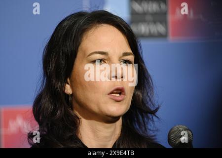 Prague, République tchèque. 31 mai 2024. Ministre des Affaires étrangères de l'Allemagne Annalena Baerbock vu avant le début de la deuxième journée de réunion informelle des ministres des Affaires étrangères de l'OTAN à Prague. Réunion informelle des ministres des Affaires étrangères des pays de l'OTAN à Prague. Il s'agit de la dernière réunion de haut niveau avant le sommet de Washington en juillet. Les ministres discutent principalement du soutien politique en faveur de l'Ukraine et des restrictions en matière d'armes imposées à l'Ukraine. (Photo de Tomas Tkacik/SOPA images/SIPA USA) crédit : SIPA USA/Alamy Live News Banque D'Images