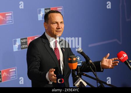 Prague, République tchèque. 31 mai 2024. Ministre des Affaires étrangères de la Pologne Radoslaw Sikorski vu avant le début de la deuxième journée de réunion informelle des ministres des Affaires étrangères de l'OTAN à Prague. Réunion informelle des ministres des Affaires étrangères des pays de l'OTAN à Prague. Il s'agit de la dernière réunion de haut niveau avant le sommet de Washington en juillet. Les ministres discutent principalement du soutien politique en faveur de l'Ukraine et des restrictions en matière d'armes imposées à l'Ukraine. (Photo de Tomas Tkacik/SOPA images/SIPA USA) crédit : SIPA USA/Alamy Live News Banque D'Images