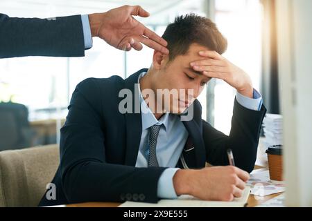 Travail, conflit ou arme de poing par hr pour l'écriture d'homme d'affaires, le stress ou le mal de tête dans le bureau avec l'anxiété de délai. Entreprise, intimidation ou stagiaire frustré Banque D'Images