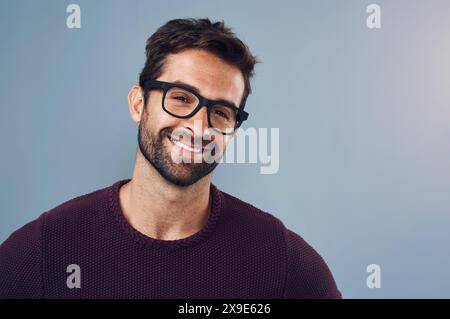 Portrait, heureux et homme sur fond de studio pour les entreprises de démarrage avec le visage intelligent et intelligent. Travailleur créatif, entrepreneur ou expert en INFORMATIQUE Banque D'Images