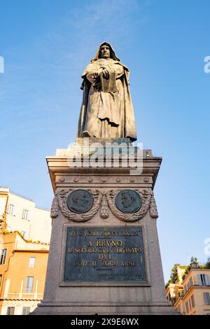 Cette image montre le Monument à Giordano Bruno, philosophe et frère dominicain, à Campo de Fiori, Rome, Italie. Le monument présente une statue de Bruno, debout haut et fier sur un piédestal. Banque D'Images