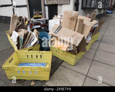 Déchets d'emballage en attente de collecte dans le centre-ville Banque D'Images