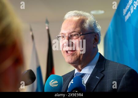 31 mai 2024, Bavière, Nuremberg : le ministre de l'intérieur et de la protection civile de Bavière Joachim Herrmann (CSU) est entouré de microphones. En raison des fortes précipitations prévues pour le week-end, il y a beaucoup d'intérêt médiatique pour la situation imminente des inondations et l'état des précautions de contrôle des catastrophes. Le ministre estime que la Bavière est bien préparée. À la fin des vacances Whitsun en Bavière, les habitants de nombreuses régions de l'État doivent être préparés à la pluie et aux orages. Les météorologues du service météorologique s'attendent à beaucoup de pluie en Bavière, de la haute-Franconie au W. Banque D'Images