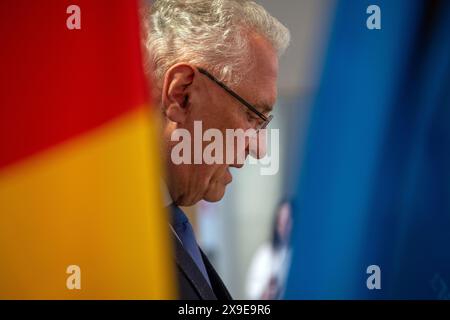 Nuremberg, Allemagne. 31 mai 2024. Le ministre bavarois de l'intérieur et de la protection civile Joachim Herrmann (CSU) parle entre un drapeau allemand et un drapeau bavarois. À l'Université des sciences appliquées Georg Simon Ohm de Nuremberg, Herrmann fournit des informations sur la situation imminente des inondations et l'état des précautions de contrôle des catastrophes. Le ministre estime que la Bavière est bien préparée. Crédit : Pia Bayer/dpa/Alamy Live News Banque D'Images