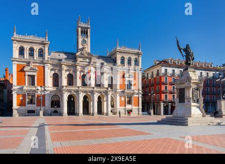 Valladolid, Espagne - 12 avril 2024 : vue sur la mairie et la Plaza Mayor dans le centre-ville de Valladolid Banque D'Images