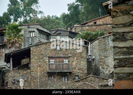 Maisons de schiste à Candal, un charmant village touristique isolé situé dans les montagnes de la Serra da Lousã au Portugal Banque D'Images