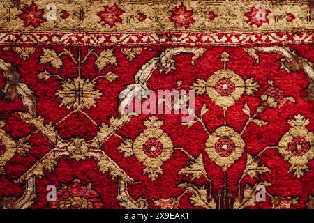 Doha, Qatar - 1er mai 2024 : tapis médaillon d'Iran, Tabriz, milieu du XVIe siècle, au Musée d'Art islamique Banque D'Images