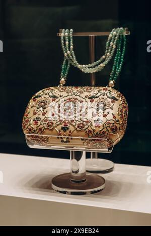 Doha, Qatar - 1er mai 2024 : sac iranien fabriqué à la main, Dar am Qarar (la maison qui durera), en bois d'érable et pierres semi-précieuses, or, diamants, perle Banque D'Images