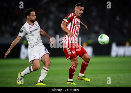 Athènes, Grèce. 29 mai 2024. Chiquinho de l'Olympiacos FC concourt pour le ballon avec Giacomo Bonaventura de l'ACF Fiorentina lors du match final de l'UEFA Conference League entre l'Olympiacos FC et l'ACF Fiorentina. Crédit : Nicolò Campo/Alamy Live News Banque D'Images