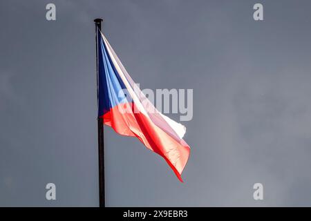 Prague, République tchèque. 30 mai 2024. Le drapeau de la République tchèque est vu au Palais Czernin à Prague lors de la deuxième journée de la réunion informelle des ministres des Affaires étrangères de l'OTAN. C'est la dernière réunion des représentants de l'OTAN avant le sommet de haut niveau de Washington. La réunion se concentre sur la guerre de la Russie en Ukraine. Crédit : SOPA images Limited/Alamy Live News Banque D'Images