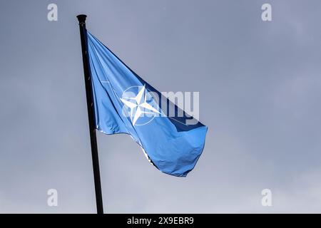 Prague, République tchèque. 30 mai 2024. Le drapeau de l'OTAN est vu au Palais Czernin à Prague lors de la deuxième journée de la réunion informelle des ministres des Affaires étrangères des pays de l'OTAN. C'est la dernière réunion des représentants de l'OTAN avant le sommet de haut niveau de Washington. La réunion se concentre sur la guerre de la Russie en Ukraine. Crédit : SOPA images Limited/Alamy Live News Banque D'Images