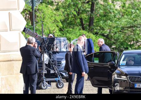 Prague, République tchèque. 31 mai 2024. Mircea Geoana, vice-secrétaire général de l'OTAN, arrive au Palais Czernin à Prague pendant la deuxième journée de réunion informelle des ministres des Affaires étrangères des pays de l'OTAN. C'est la dernière réunion des représentants de l'OTAN avant le sommet de haut niveau de Washington. La réunion se concentre sur la guerre de la Russie en Ukraine. Crédit : SOPA images Limited/Alamy Live News Banque D'Images