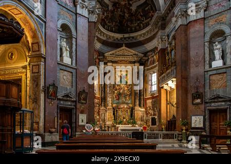 Maître-autel de Chiesa di San Giacomo in Augusta , avec quatre colonnes corinthiennes avec fronton triangulaire par Carlo Maderno, via del Corso, Rome, Italie Banque D'Images