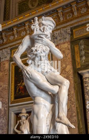 Énée, Anchises et Ascanius sculpture de Gian Lorenzo Bernini créée en 1618-1619 sur disp[se trouve dans la Galleria Borghese à Rome, Italie Banque D'Images