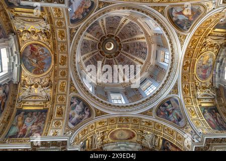 Vue intérieure du plafond richement décoré et du dôme de la basilique Santa Maria Maggiore, l'une des quatre principales basiliques pontificales de Rome, Italie Banque D'Images
