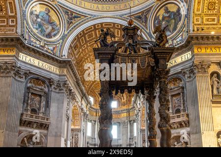 Le Baldacchino à l'intérieur de la basilique Saint-Pierre, chef-d'œuvre du Bernin . L'ancienne tombe de Pierre se trouve directement sous l'autel, la Cité du Vatican Banque D'Images