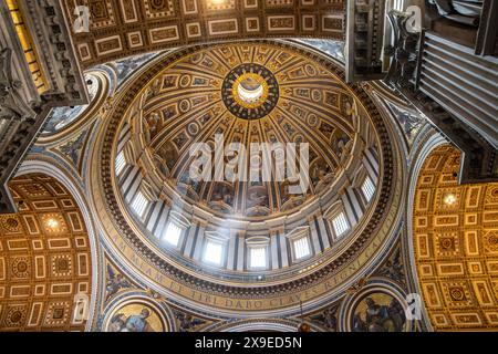 Vue intérieure du dôme de la basilique Saint-Pierre, Cité du Vatican Banque D'Images
