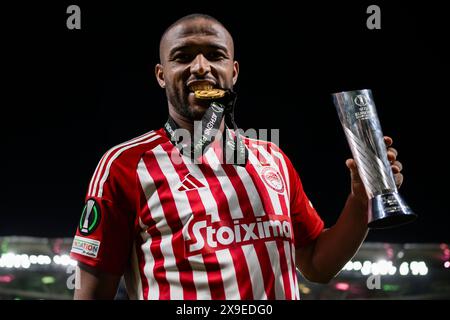 Athènes, Grèce. 29 mai 2024. Ayoub El Kaabi de l'Olympiacos FC pose avec sa médaille lors du match final de l'UEFA Conference League entre l'Olympiacos FC et l'ACF Fiorentina. Crédit : Nicolò Campo/Alamy Live News Banque D'Images