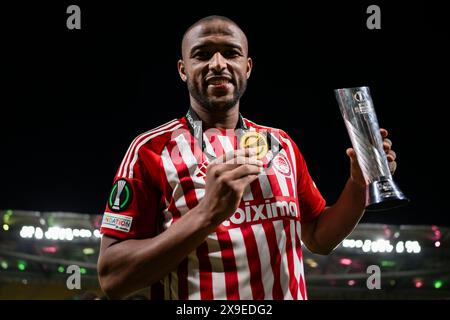 Athènes, Grèce. 29 mai 2024. Ayoub El Kaabi de l'Olympiacos FC pose avec sa médaille lors du match final de l'UEFA Conference League entre l'Olympiacos FC et l'ACF Fiorentina. Crédit : Nicolò Campo/Alamy Live News Banque D'Images