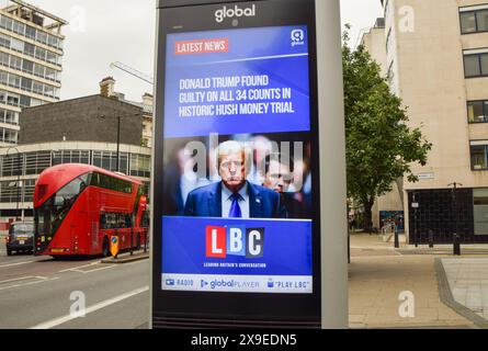 Londres, Royaume-Uni. 31 mai 2024. Un écran dans le centre de Londres affiche un reportage de LBC sur le verdict de culpabilité de l'ancien président Donald Trump. Trump a été reconnu coupable de 34 chefs d’accusation de falsification de documents commerciaux sur un paiement en argent caché à Stormy Daniels. Crédit : Vuk Valcic/Alamy Live News Banque D'Images