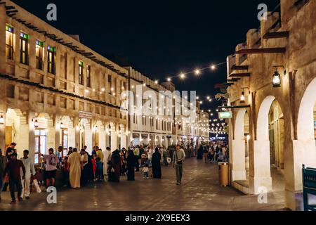 Doha, Qatar - 1er mai 2024 : Souq Waqif au cœur de Doha dans la soirée Banque D'Images