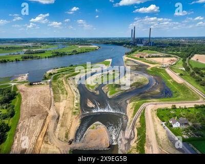 Dinslaken, Voerde, Rhénanie du Nord-Westphalie, Allemagne - renaturalisation de l'Emscher. Nouvel estuaire de l'Emscher dans le Rhin. Protection contre les inondations par élargissement Banque D'Images