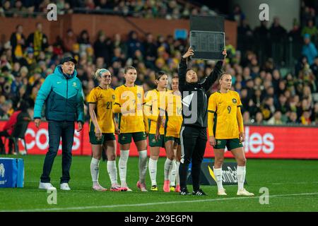 Adélaïde, Australie. 31 mai 2024. Adélaïde, Australie, le 31 mai 2024 : Tony Gustavsson (entraîneur-chef de l'Australie) prépare une substitution de cinq joueurs lors du match amical international entre l'Australie et la Chine à l'Adelaide Oval à Adélaïde, en Australie. (NOE Llamas/SPP) crédit : photo de presse sportive SPP. /Alamy Live News Banque D'Images