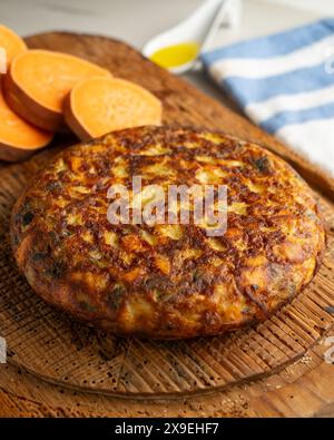 Omelette espagnole avec patate douce, oignon et œuf. Tapa traditionnelle de la gastronomie espagnole. Banque D'Images