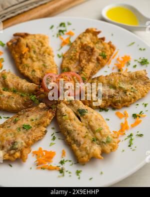 Tapa d'anchois battue avec de la farine et des oeufs dans un restaurant espagnol. Tapa traditionnelle de la gastronomie espagnole. Banque D'Images