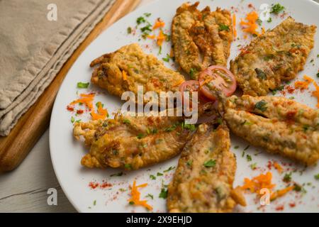 Tapa d'anchois battue avec de la farine et des oeufs dans un restaurant espagnol. Tapa traditionnelle de la gastronomie espagnole. Banque D'Images