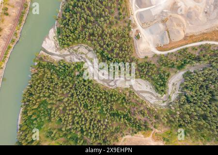 Drone aérien observant la terre printanière pendant les inondations près de la rivière Kamloops, Colombie-Britannique, Canada. Banque D'Images