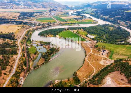 Drone aérien observant la terre printanière pendant les inondations près de la rivière Kamloops, Colombie-Britannique, Canada. Banque D'Images