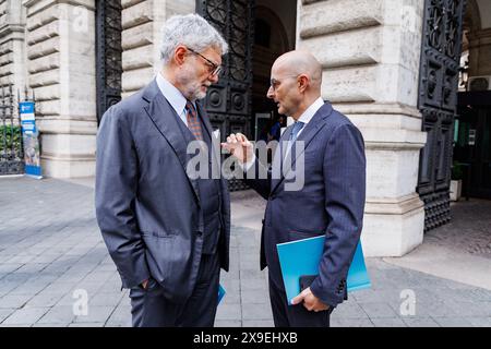 Roma, Italie. 31 mai 2024. Il procuratore nazionale Antimafia Giovanni Melillo (sx) e il vicepresidente del CSM Fabio Pinelli al termine della presentazione della Relazione annuale sul 2023 della Banca d'Italia a Roma, Venerd&#xec;, 31 Maggio 2024 (Foto Roberto Monaldo/LaPresse) le procureur national antimafieux Giovanni Melillo (à gauche) et le vice-président du Conseil supérieur du pouvoir judiciaire Fabio Pinelli à l'issue de la présentation du rapport annuel 2023 de la Banque d'Italie à Rome, vendredi 31 mai 2024 (photo Roberto Monaldo/LaPresse) crédit : LaPresse/Alamy Live News Banque D'Images