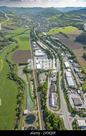 Luftbild, Gewerbegebiet Im Öhler, Fernsicht mit Blick nach Velmede und Ruhrtalbrücke Velmede, Logistikzentrum Spediiton Häger, Hügellandschaft, Wiesen und Felder, Velmede, Bestwig, Sauerland, Nordrhein-Westfalen, Deutschland ACHTUNGxMINDESTHONORARx60xEURO *** vue aérienne, zone industrielle Im Öhler, vue lointaine avec vue sur Velmede et le pont de la vallée de la Ruhr Velmede, centre logistique Spediiton Häger, paysage vallonné, prairies et champs, Velmede, Bestwig, Sauerland, Rhénanie du Nord-Westphalie, Allemagne ATTENTIONxMINDESTHONORARx60xEURO Banque D'Images