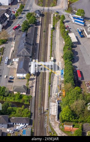 Luftbild, Bestwig Bahnhof, Deutsche Bahn AG, Baustelle mit Baukran, Fußgänger Übergang überdacht, , Bestwig, Sauerland, Nordrhein-Westfalen, Deutschland ACHTUNGxMINDESTHONORARx60xEURO *** vue aérienne, gare de Bestwig, Deutsche Bahn AG, chantier avec grue, passage couvert pour piétons, , Bestwig, Sauerland, Rhénanie du Nord-Westphalie, Allemagne ACHTUNGxMINDESTHONORARx60xEURO Banque D'Images