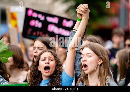 Berlin, Deutschland. 31. Mai 2024. Vendredis pour l'avenir Demozug als Aufruf für mehr Klimaschutzmaßnahmen vor der Europawahl. Berlin *** Berlin, Allemagne 31 mai 2024 les vendredis pour la prochaine manifestation marche pour appeler à plus d'action climatique avant les élections européennes Berlin Banque D'Images