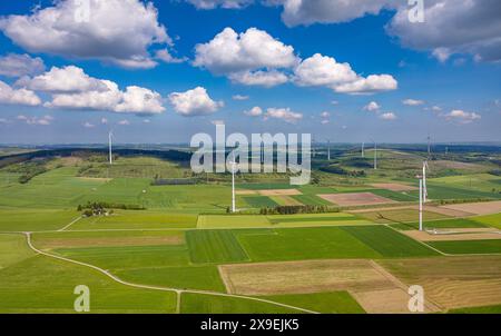 Luftbild, Windpark Windenereanlage Auf m Mühlstein, Windräder BEI Altenbüren, Hügellandschaft und kachelförmige Strukturen Wiesen und Felder, klare Fernsicht mit blauem Himmel und Wolken, Kalamitätsflächen Waldgebiet mit Waldschäden, Brilon, Sauerland, Nordrhein-Westfalen, Deutschland ACHTUNGxMINDESTHONORARx60xEURO *** éolienne éolienne Auf m Mühlstein, éolienne près de Altenbüren, éolienne paysage vallonné et structures carrelées prairies et champs, vue lointaine claire avec ciel bleu et nuages, zones de calamité zone forestière avec dommages forestiers, Brilon, Sauerland, Rhénanie du Nord-Westphalie, G. Banque D'Images