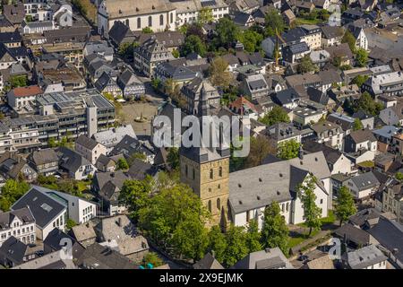 Luftbild, Ortsmitte, Kath. Propsteikirche Petrus und Andreas mit Blick zum Marktplatz und AußenGastronomie, Fachwerkhäuser mit Restaurant Jägerhof und CafÃ am Markt, Brilon, Sauerland, Nordrhein-Westfalen, Deutschland ACHTUNGxMINDESTHONORARx60xEURO *** vue aérienne, centre-ville, Peter et Andrew Catholic Church avec vue sur la place du marché et la gastronomie en plein air, maisons à colombages avec Restaurant Jägerhof et Café am Markt, Brilon, Sauerland, Rhénanie du Nord-Westphalie, Allemagne ACHTUNGxMINDESTHONORARx60xEURO Banque D'Images