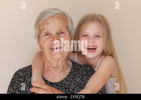 Famille heureuse, enfant et arrière-grand-mère embrassent, se détendre, sourire, amour et lien ensemble, heureux et contenu à la maison montrant l'amour et l'affection Banque D'Images